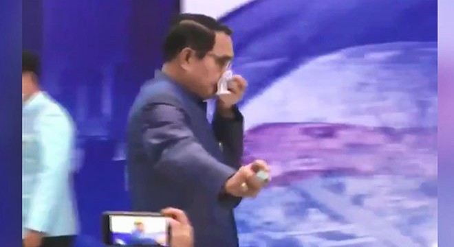 Tayland Başbakanı Chan-o-cha muhabirlere dezenfektan sıktı