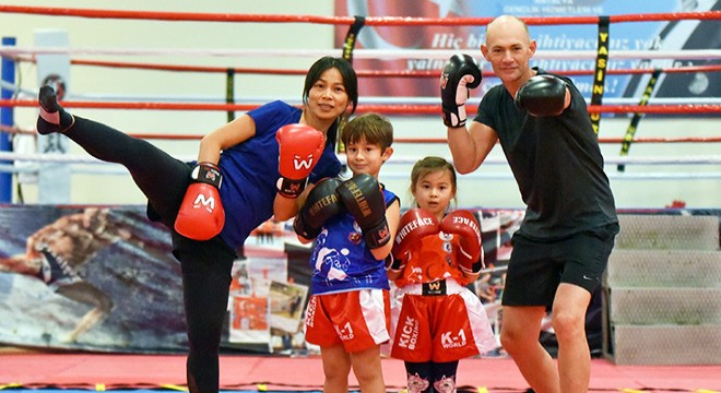 Taylandlı anne, İngiliz baba ve Antalyalı çocukları ringde tek yumruk
