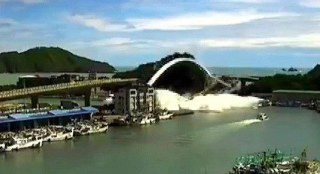 Tayvan’da 21 yıllık köprü çöktü: 10 yaralı, 6 kayıp