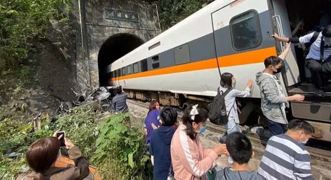 Tayvan’da tren raydan çıktı: 36 ölü, 72 yaralı