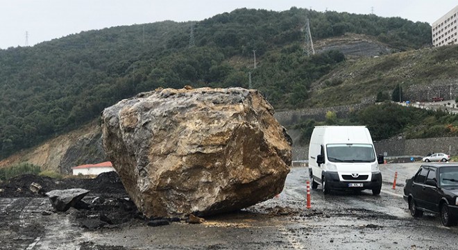 Tehlike oluşturan kaya düşürüldü