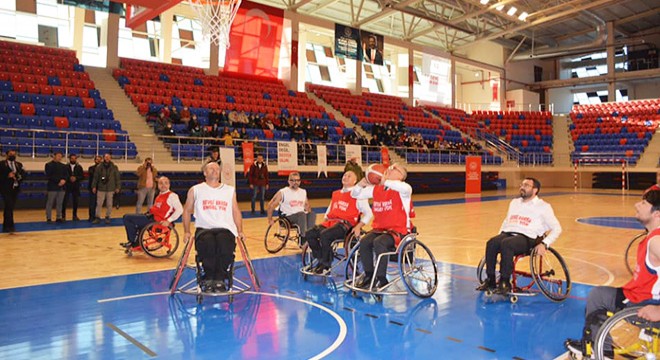Tekerlekli sandalyede basketbol oynadılar