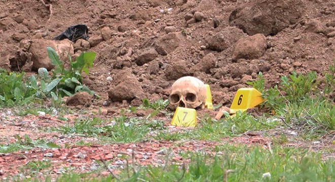 Temel kazısında insan kafatası ve kemikleri bulundu