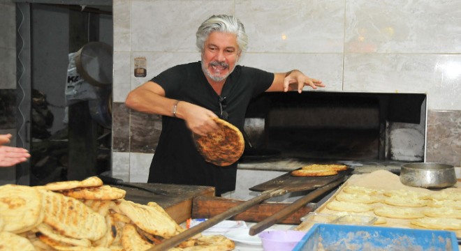 Temsili Nasreddin Hoca Behzat Uygur, fırında tahinli pide pişirdi