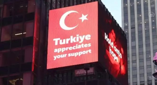 Times Meydanı nda Türkiye ye destek paylaşımları