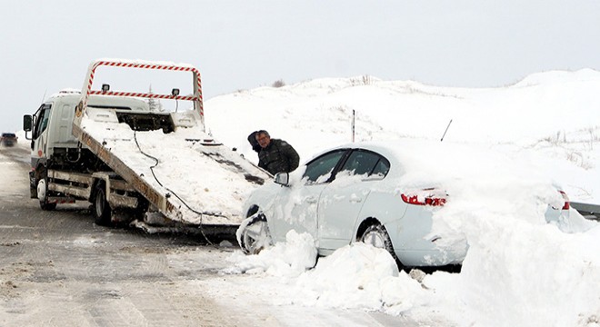 Tokat ta karda kalan araçlar kurtarıldı