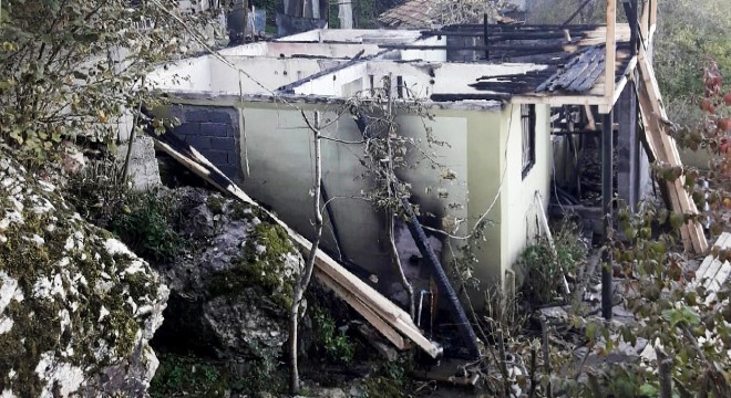 Topaktaş Yaylası nda 3 ev yandı