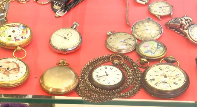 Topladığı antika saatleri ‘online müzayede’ ile satıyor