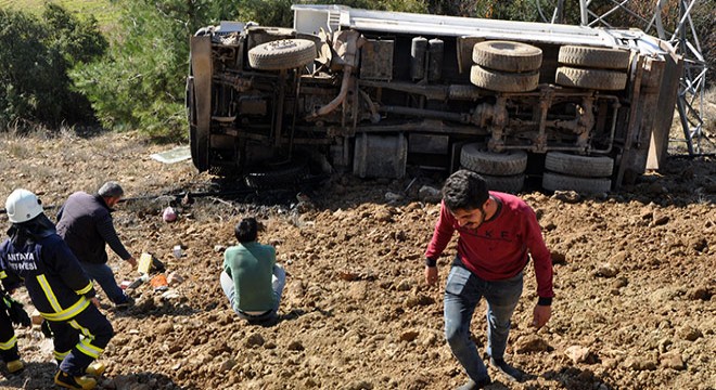 Toprak yol çöktü, hafriyat kamyonu şarampole devrildi