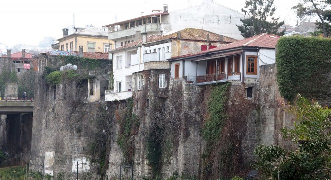 Trabzon Kalesi nin surlarında yapılaşma