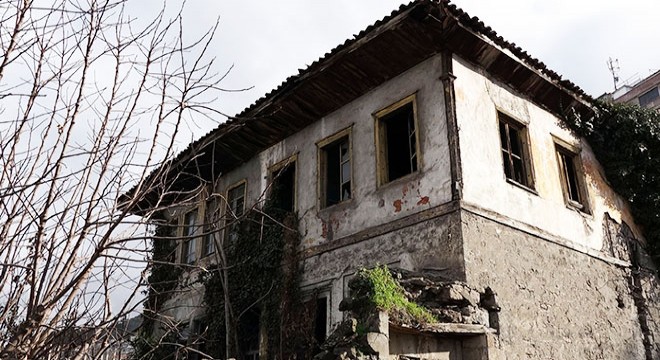 Trabzon da defineciler tarihi evi talan etti