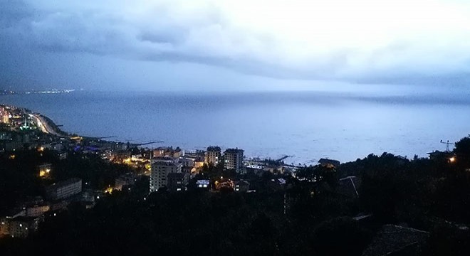 Trabzon da şimşekler geceyi aydınlattı