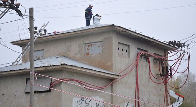 Trafo çatısını boyarken elektrik akımına kapıldı