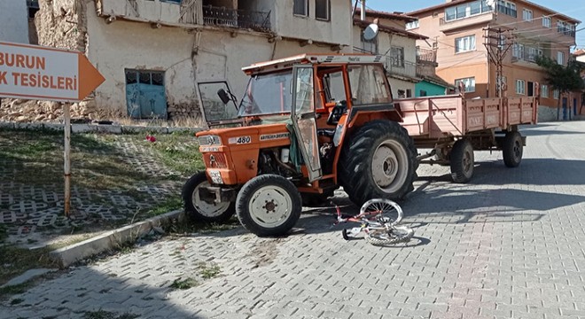 Traktörle çarpışan bisikletli çocuk yaralandı