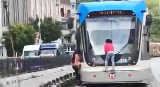 Tramvayda tehlikeli yolculuk kamerada