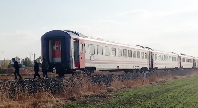 Tren, hemzemin geçitte minibüse çarptı: 2 yaralı