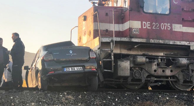Tren, hemzemin geçitte otomobile çarptı: 3 yaralı