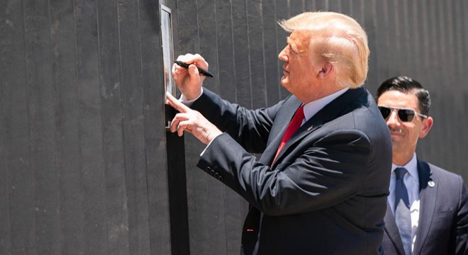 Trump, Meksika-ABD sınırındaki duvara imzasını attı