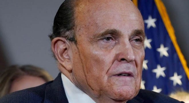 Trump’ın avukatı Giuliani nin saç boyası damga vurdu