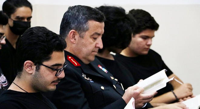Tuğgeneral Özfidan öğrencilerle kitap okudu