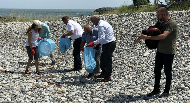Tulum eşliğinde sahilde çöp topladılar