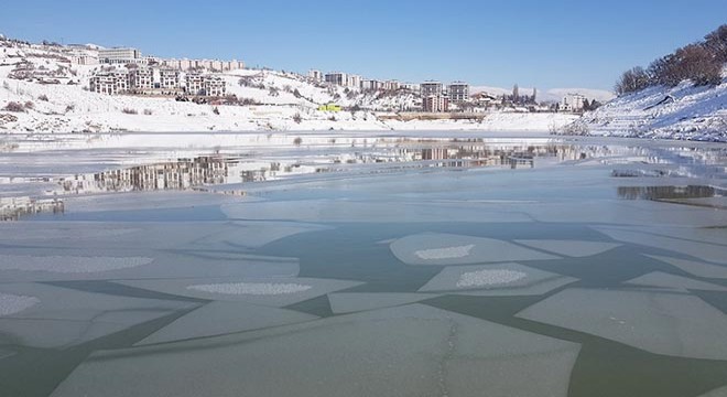 Tunceli de baraj gölünün yüzeyi buz tuttu