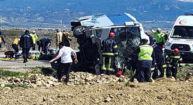 Tur midibüsü ile otomobil çarpıştı: 1 ölü, 24 yaralı