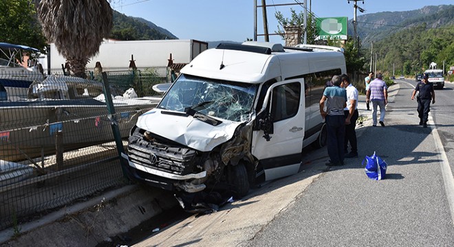 Tur minibüsü TIR a çarptı: 15 i turist, 17 yaralı