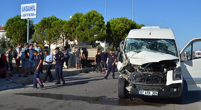 Tur minibüsüyle kamyon çarpıştı: 2 yaralı