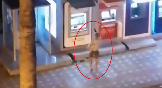 Turist, önce ATM yi sonra sokak köpeğini tekmeledi