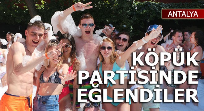 Turistler Antalya da köpük partisinde eğlendi