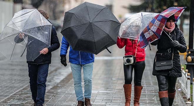 Turistler rüzgâra karşı şemsiyelerini kalkan yaptı