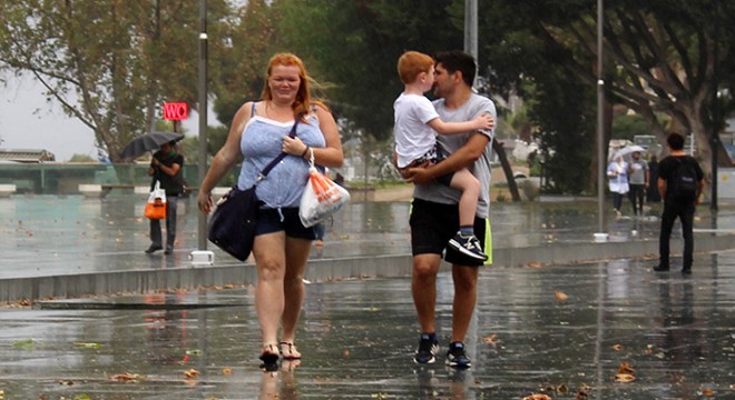 Antalya da turistler yağmura hazırlıksız yakalandı