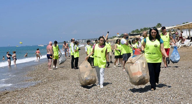 Turistlerden Antalya da çevre temizliği