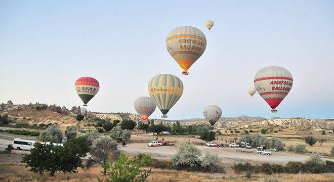 Turistlerden sıcak hava balonu turlarına yoğun ilgi