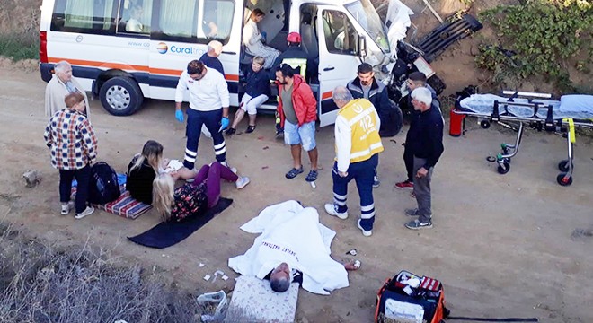 Turistleri taşıyan minibüs, traktörle çarpıştı: 13 yaralı
