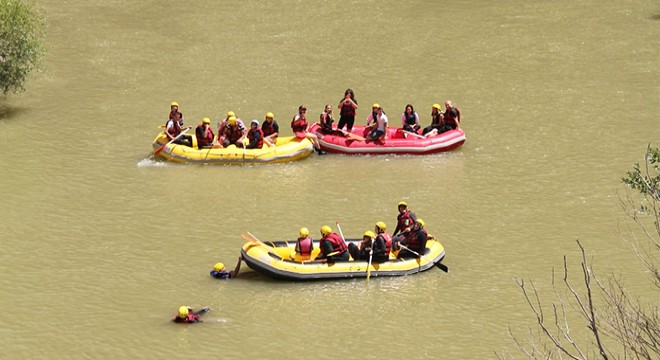 Turistlerin Karasu Nehri nde rafting keyfi