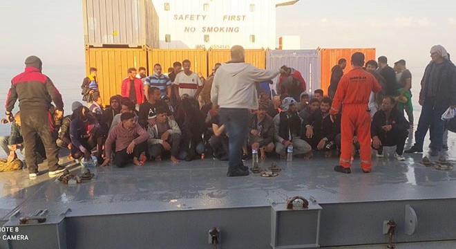 Türk kaptan deniz ortasındaki 97 kaçak göçmeni kurtardı