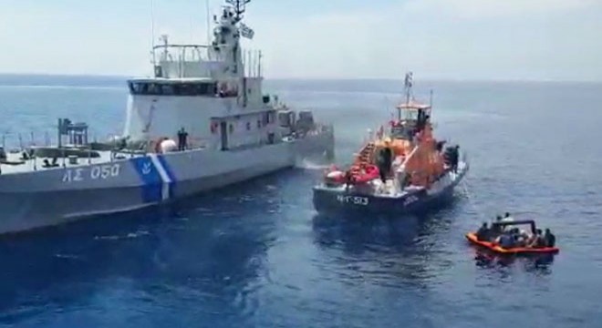 Türk kara sularına itilen göçmenleri, Sahil Güvenlik ekibi kurtardı