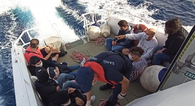 Türk sularına itilen 10 kaçak göçmen kurtarıldı