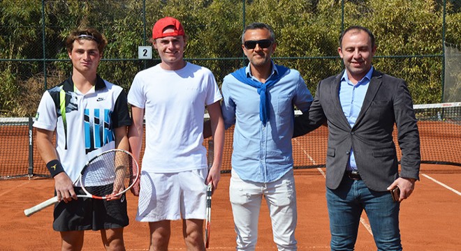 Türk ve Norveçli tenisçiler dostluk için raket salladı