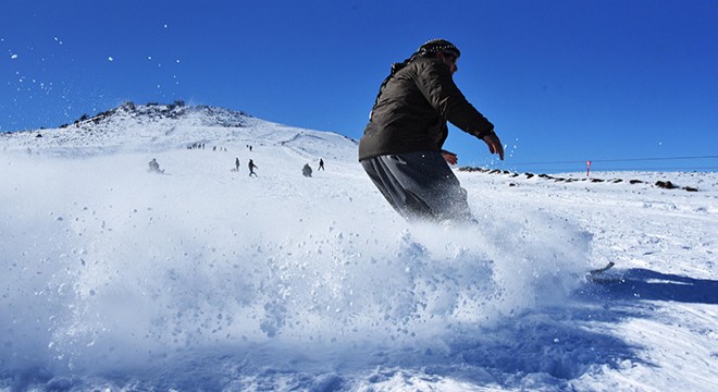 Türkiye nin en sıcak şehrinde, kayak sezonu başladı