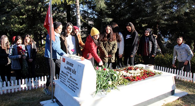 Türkiye nin ilk kadın şehit pilotu Ayfer Gök, mezarı başında anıldı