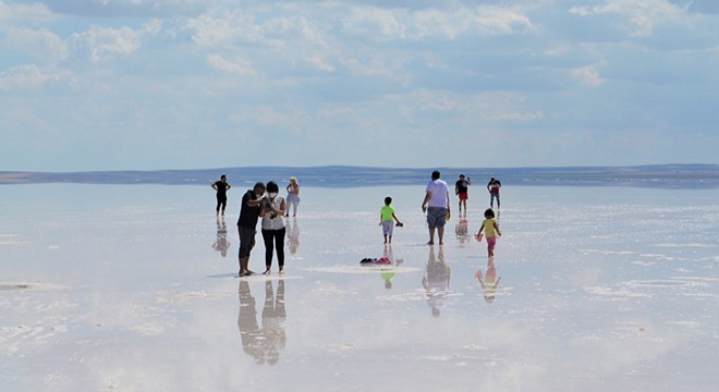 Tuz Gölü’nde ziyaretçi yoğunluğu