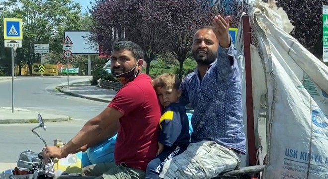 Üç çocukla kasksız motosikletli yolculuk kamerada