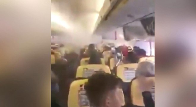 Uçağın içi dumanla doldu… Panik anları kamerada