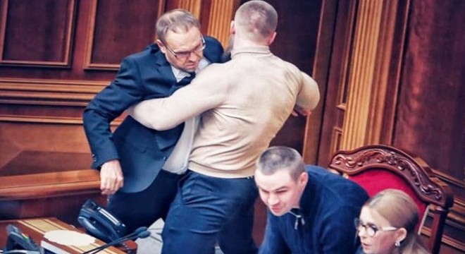 Ukrayna Parlamentosu nda  tarım arazileri  oturumunda arbede