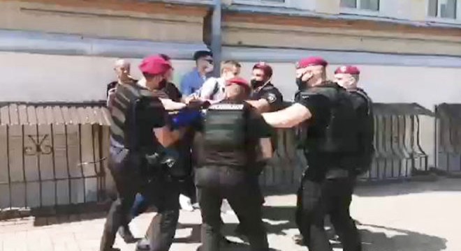 Ukrayna’da Devlet Başkanlığı önünde kavga: 15 gözaltı