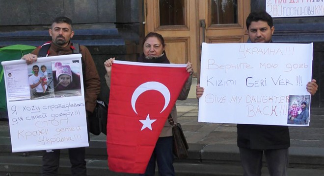 Ukrayna’da Türk babalardan, Başkanlık binası önünde protesto