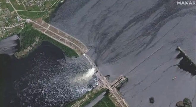 Ukrayna da baraj vuruldu, sular yükseliyor